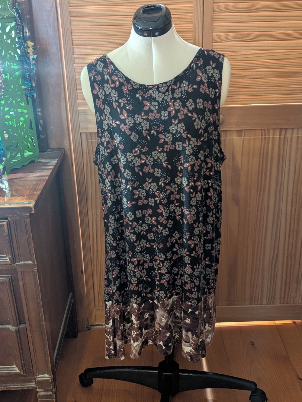 Pretty Floral Sleeveless Shift Dress in Black, Tan and Brown